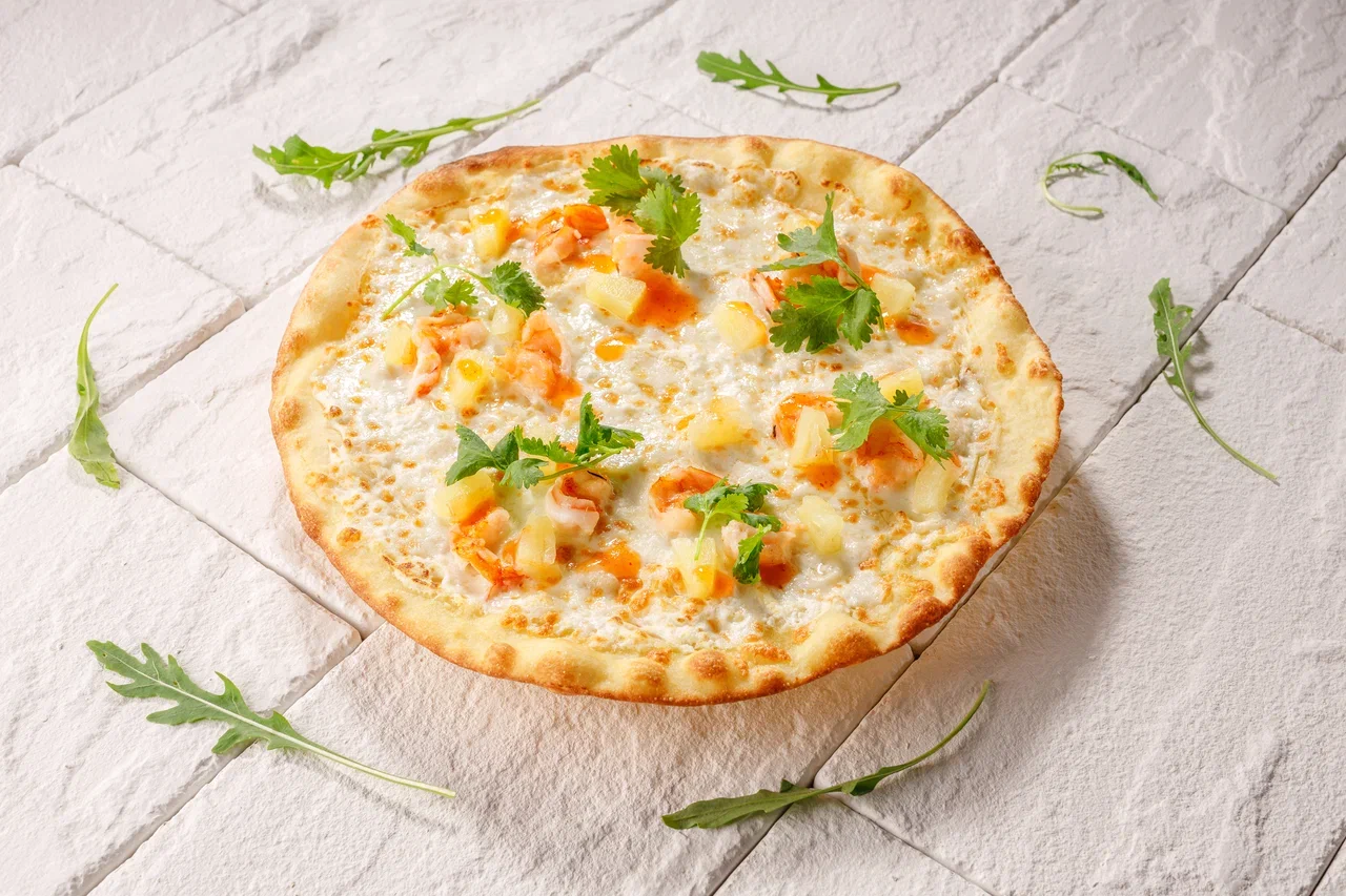 Пицца с креветкой и ананасом