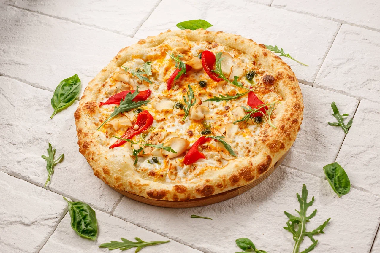 Пицца с курицей и печеным перцем