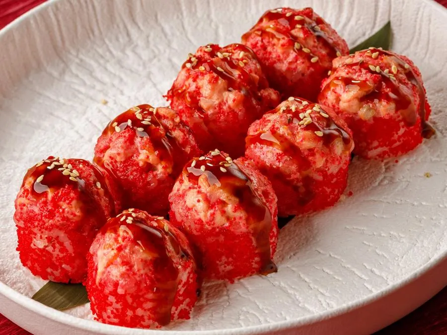Запеченный с лососем и соусом спайси